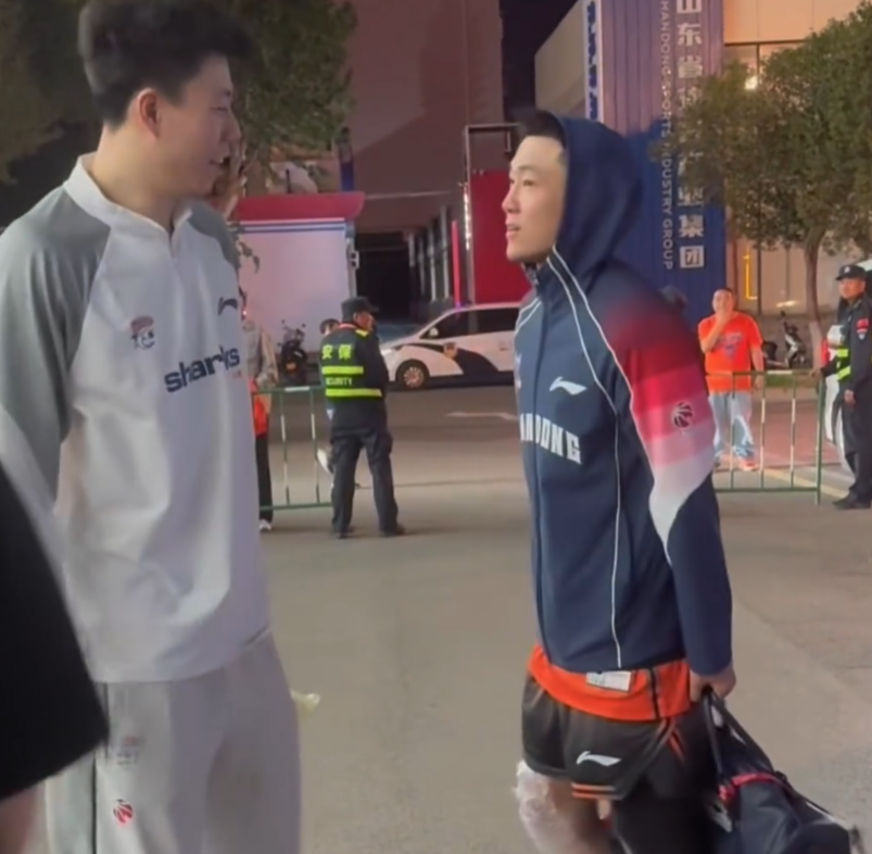 kaiyun sports-沪鲁G2赛后暖心时刻!张镇麟高诗岩拥抱告别,曾经战友均证明价值